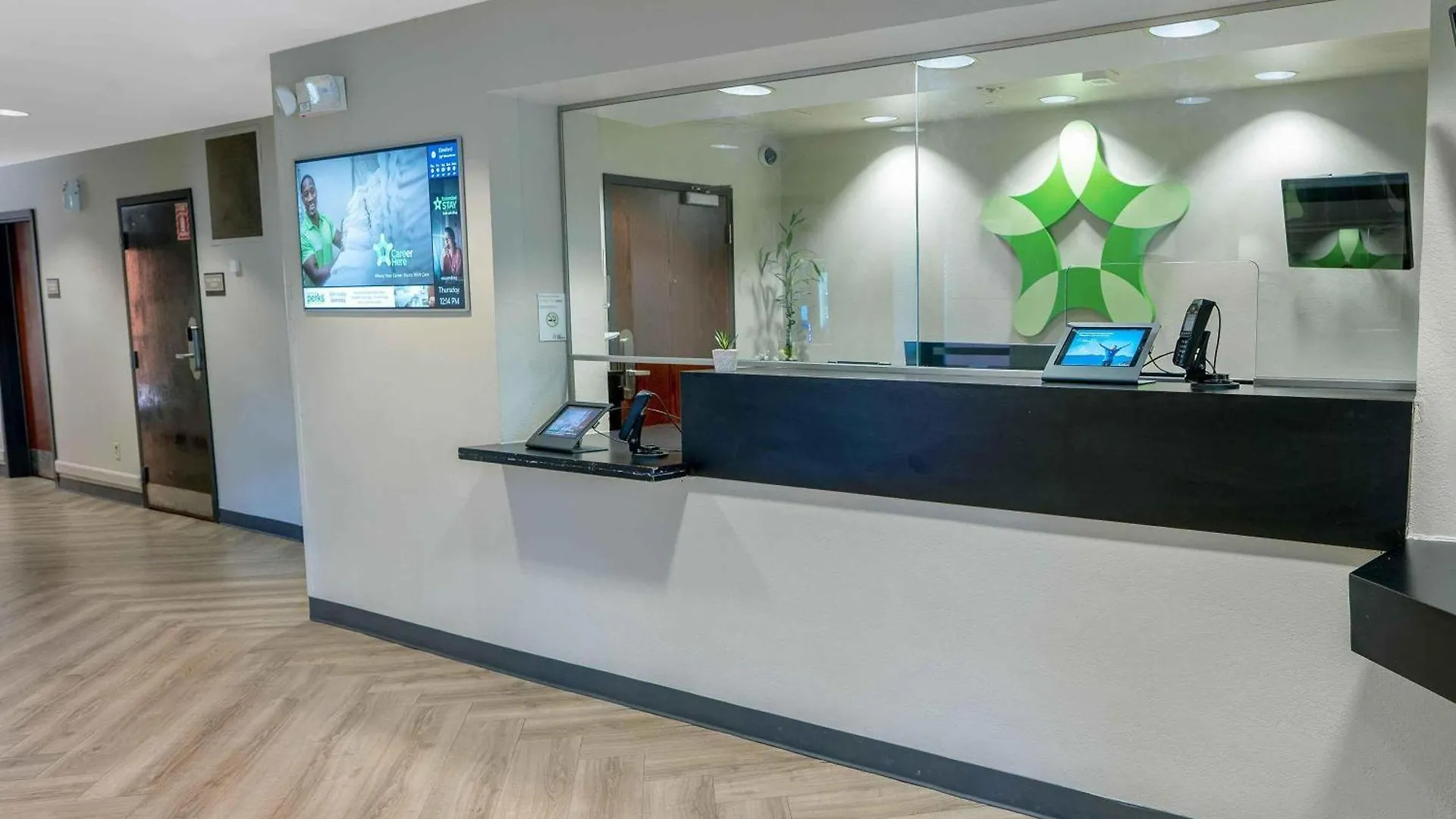 Extended Stay America Suites - Phoenix - Biltmore 2*,